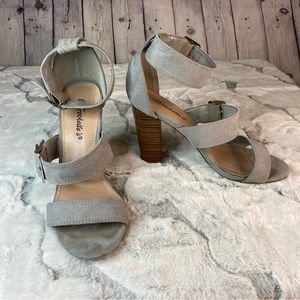 Breckelle’s triple strap open toe heel in a soft grey faux suede. Size 7